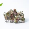 Amas de cristaux verts et rouges incrustés dans un ornement en résine transparente - Unakite