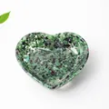 Cuenco de resina en forma de corazón con piedras de cristal naturales verdes y negras - Rubí Zoisita