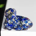 Figurine de chien en résine style lapis-lazuli avec cristaux naturels au repos - Lapis-lazuli