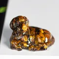 Figurine de chien en résine œil de tigre avec incrustations de cristaux naturels - Œil de tigre