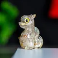 Figura de dragón de cristal translúcido con ojos amarillos y piedras naturales - Cuarzo Rutilado