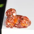 Figurine de chien en résine ambrée translucide montrant une pose réaliste de Golden Retriever - Agate rouge