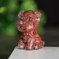 Rotbraune Schnauzer-Figur aus Harz mit Kristalltextur und rotem Halsband-Detail - Roter Jaspis