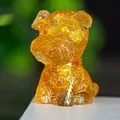 Bernsteinfarbene Schnauzer Figur aus Kristallharz mit Herzanhänger im Sitzen - Citrin