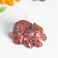 Ornamento ragno gatto in resina con pietre minerali marroni su sfondo grigio - Diaspro Rosso