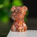 Durchscheinende braune Schnauzer-Figur aus Harz mit Kristallfüllung in Sitzposition - Roter Achat