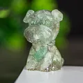 Lichtgrüne Harzfigur Schnauzer mit Naturkristallfüllung und Glockenhalsband - Grüner Aventurin