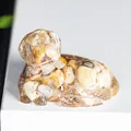 Figurine de chien Golden Retriever remplie de cristaux d'ambre naturels et résine - Agate Folle