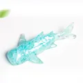 Shark Harzfigur mit himmelblauer Kristallsteinfüllung auf einer weißen Oberfläche - Aquamarin