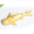 Gelbe Haifisch-Skulptur aus Harz mit Kristallen auf schlichtem weißem Hintergrund - Zitronengelb
