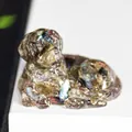 Figurine de chien golden retriever couché avec finition résine cristal irisée - Labradorite Noire