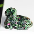 Figurine de chien Golden Retriever en résine rubis zoisite avec finition verte et rouge - Ruby Zoisite