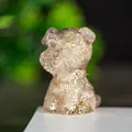 Handgefertigte Schnauzer Hundefigur aus Bernsteinharz mit Bergkristall-Füllung - Rutilquarz