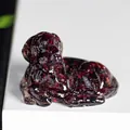Sculpture de Golden Retriever en résine avec cristaux rouges en position couchée - Grenat
