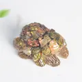 Ornamento ragno gatto in resina con cristalli naturali e texture screziata verde rosso - Unakite