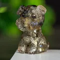 Braunfarbene Schnauzer-Figur aus Harz mit Kristalltextur für die Tischdekoration - Schwarzer Labradorit