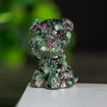 Sitzende Schnauzer Hundefigur aus natürlichem Rubin-Zoisit-Kristallstein geschnitzt - Rubin-Zoisit