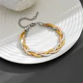 Detailansicht eines dreifarbigen geflochtenen Schlangenarmbandes aus Edelstahl auf Keramik - Dreifarbig Armband (D302)