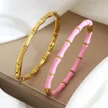 Détail de joncs en forme de bambou en or poli et émail rose avec fermoir latéral pratique - Or et Rose