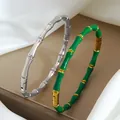 Détail de bracelets en forme de bambou en argent et émail vert plaqué or 18k - Argent et Vert