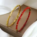 Bracelets en acier inoxydable plaqué or 18k style bambou avec finition émail rouge - Or et Rouge