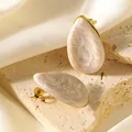 Eleganti orecchini a goccia dorati con resina marmorizzata color crema su base in pietra - Bianco