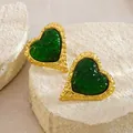 Detalle de pendientes de corazón en oro martillado con piedras en color verde esmeralda - Verde Oscuro (FYD6256EH-green)