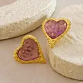 Detalle macro de aretes de corazón vintage con borde dorado e incrustación de resina lila - Púrpura (FYD6256EH-purple)
