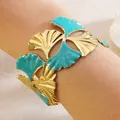 Bracciale aperto con foglie di ginkgo dorate, smalto verde e dettagli in design vuoto - FYD6262SZ / Blu