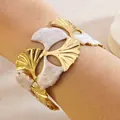 Bracciale rigido aperto con foglie di ginkgo dorate e dettagli in smalto bianco - FYD6262SZ / Bianco