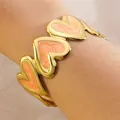Goldenes Gliederarmband in Herzform mit Pfirsichmarmor-Emaille-Inlay-Details - Rosarot