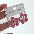 Magenta marble enamel flower stud earrings in stainless steel with gold edges - Pink Flower Earrings (FYD6233EH)