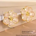Orecchini a perno vintage a fiore in acciaio inossidabile con smalto rosa e oro - Stile Rosa(FYD6128EH-white)