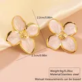 Dettaglio di orecchini a fiore in smalto bianco con bordi in acciaio dorato - Stile Fiore a Quattro Petali Bianco Latte(FYD6111XL-white)