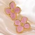 Dettaglio ravvicinato di orecchini a fiore in smalto rosa con petali dorati su seta bianca - Stile Floreale Rosa(FYD6111-pink)