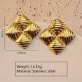 Detail of square gold stainless steel earrings with ripples, size 3.53cm and weight 14.15g - Concentric Wavy Square Style (FY6052) / Gold