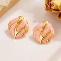 Boucles d'oreilles en acier titane avec résine marbrée rose et bordures dorées - Style Losange Irrégulier (FYD6099-red)