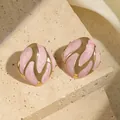 Boucles d'oreilles carrées dorées avec émail rose marbré et lignes abstraites - Style Losange Irrégulier (FYD6099-pink)