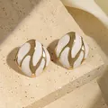 Boucles d'oreilles carrées dorées modernes avec motif émail blanc marbré - Style Losange Irrégulier (FYD6099-white)