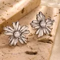 Orecchini a fiore in acciaio inossidabile con perla centrale su sfondo di pietra naturale - Stile Petalo d'Argento con Centro di Perla Bianca (FYD6072-1)