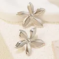 Dettaglio macro di orecchini a fiore argento con petali lucidi e finitura a specchio - Stile Grande con Finitura a Specchio a Cinque Petali (FYD6159-1)