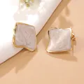 Boucles d'oreilles dorées géométriques avec émail marbré crème au design élégant - Blanc