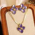 Dettaglio parure gioielli fiori viola smaltati con catena a serpente dorata - Collezione di Gioielli (FYD6111XL-purple+FYD6111-purple)
