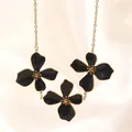 Elegante 18k vergoldete Halskette mit drei schwarzen Emaille-Blumenanhängern - Schwarze Halskette