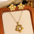 Parure bijoux fleur dorée avec perles sur fond texturé incluant collier et boucles d'oreilles - Style de Pétale de Fleur avec Perle d'Imitation Incrustée (FYD6072+HQ6010XL)