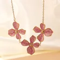 Elegante Halskette aus 18 Karat vergoldetem Edelstahl mit drei rosa Marmor Emaille Blumen - Rosa Halskette