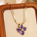 Dettaglio catena serpente dorata con pendente a fiore in smalto viola su vassoio gioielli - Collana (FYD6111XL-purple)
