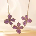 Elegante 18k vergoldete Halskette mit lila Emaille-Blumenanhängern auf Seide - Lila Halskette