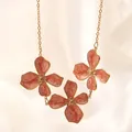 Elegante 18k vergoldete Halskette mit drei rosa Blumenanhängern in Marmoroptik - Rote Halskette