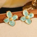 Dettaglio di orecchini a forma di frangipani in smalto azzurro e finitura dorata - Orecchini a Bottone (FYD6111-blue) / Blu